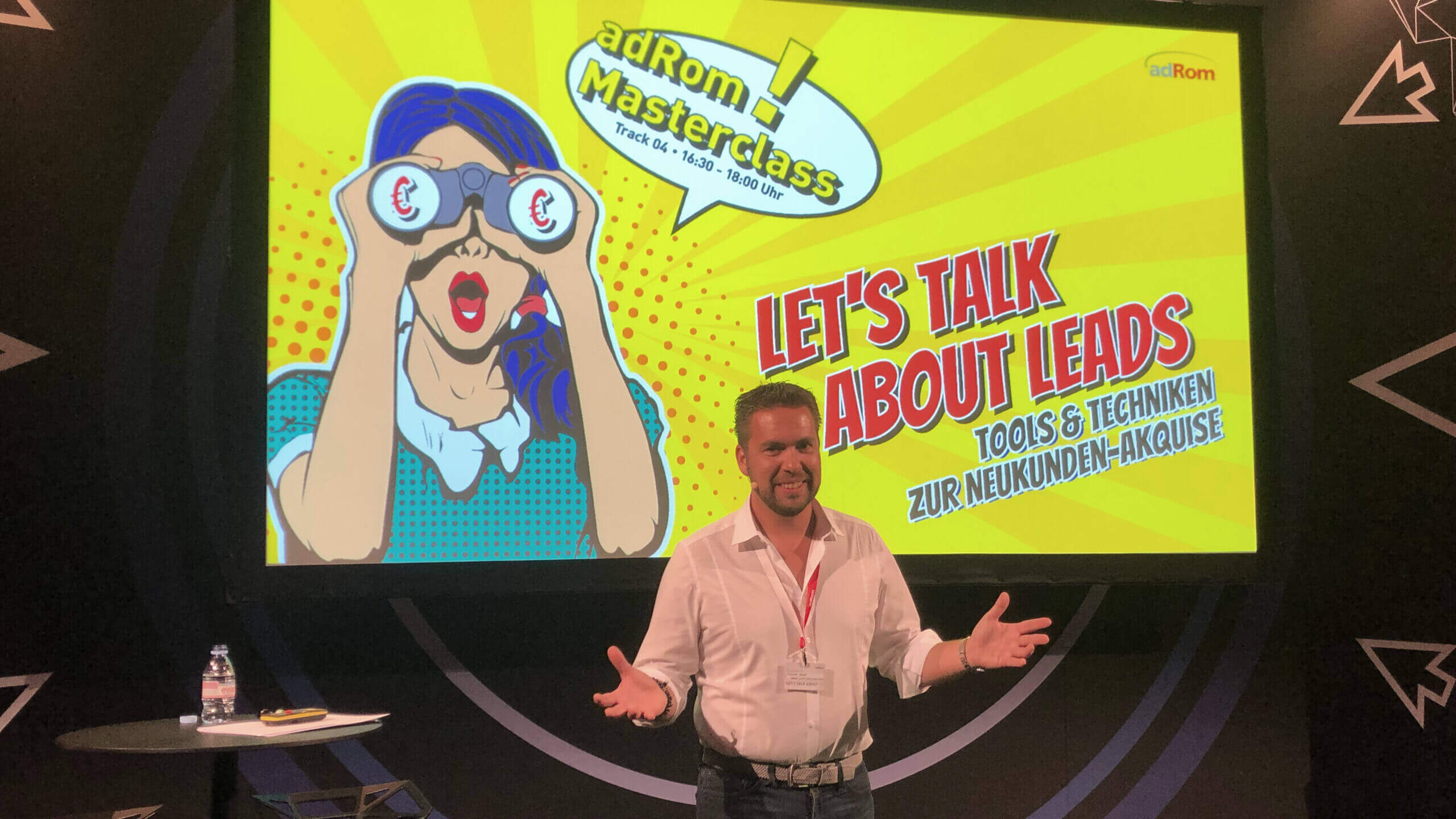 Mann vor einem Großen Screen mit Text im Comic Style - Let's talk about Leads