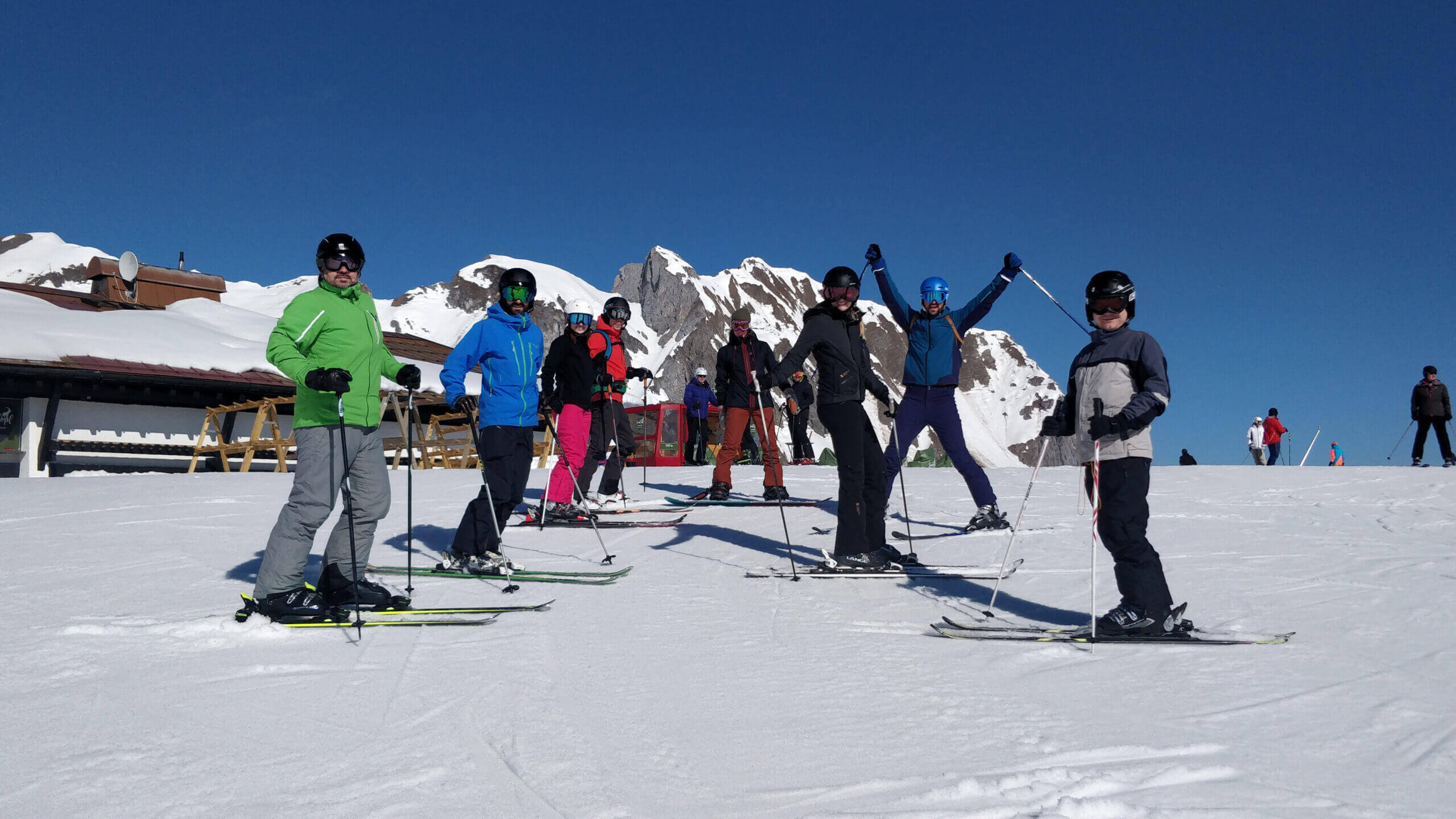 Eine Gruppe Männer und Frauen beim Skifahren in den Bergen