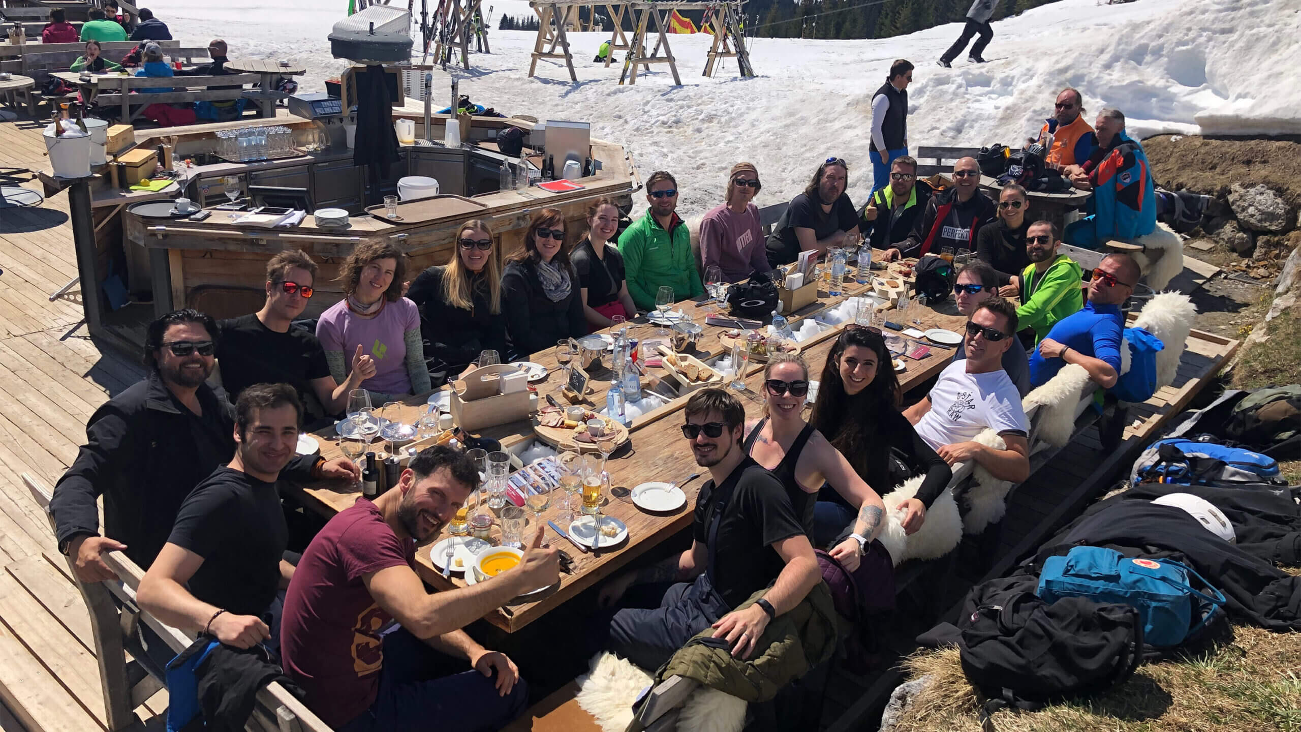 Eine Gruppe Männer und Frauen beim Essen in den Bergen