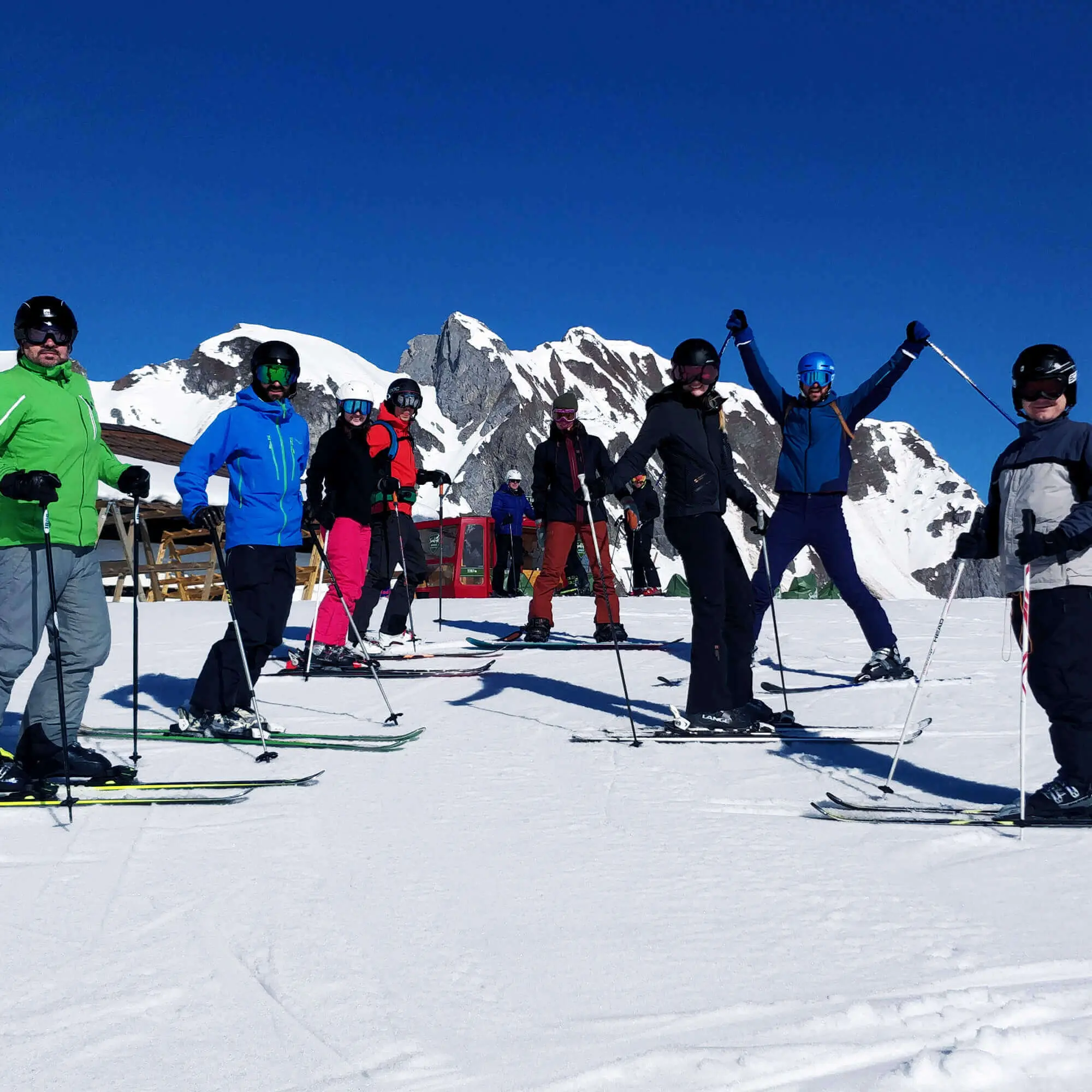 Eine Gruppe beim Skifahren in den Bergen