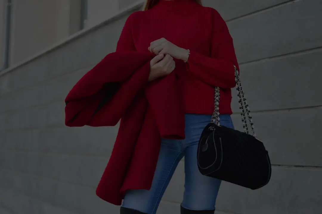 Frau mit rotem Pullover und einer Handtasche