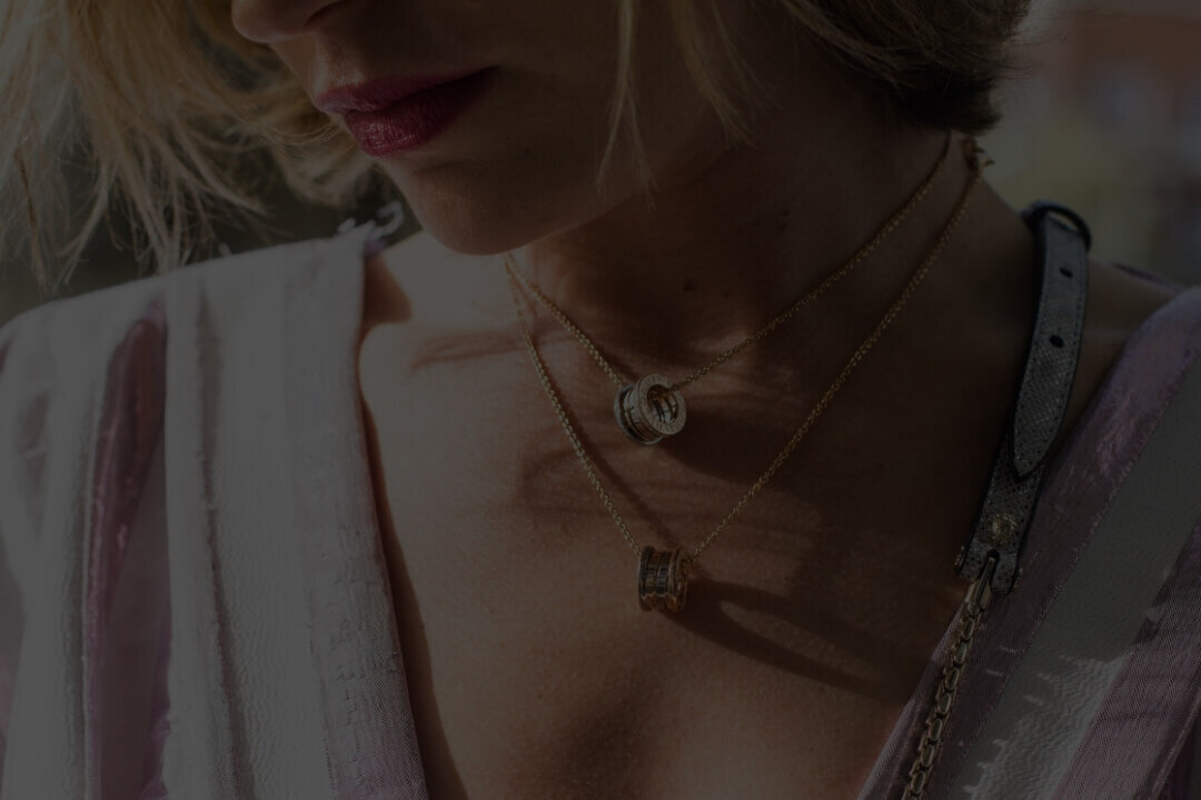 Eine Frau die zwei Halsketten trägt