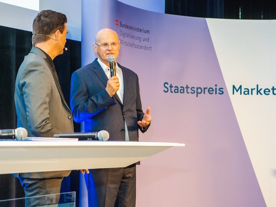 Staatspreis Marketing Bühne mit zwei männlichen Rednern