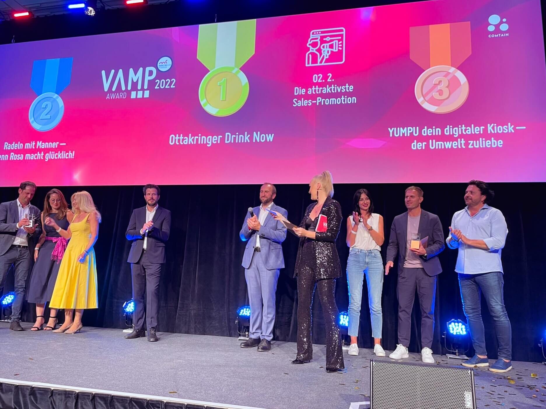 VAMP Award Bühne mit Menschen und Preisverleihung
