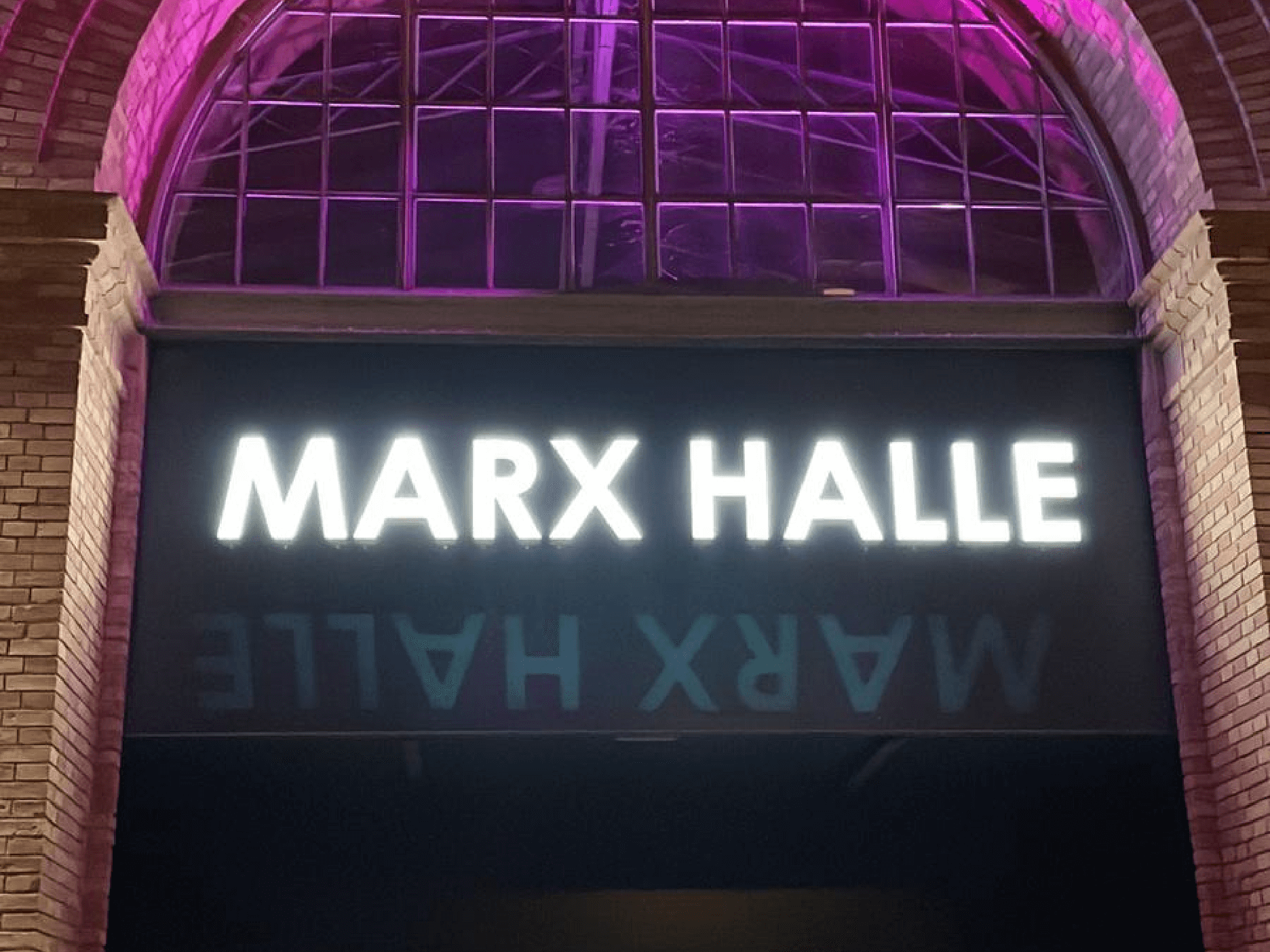 Schriftzug - Marx Halle - am Eingang der Halle