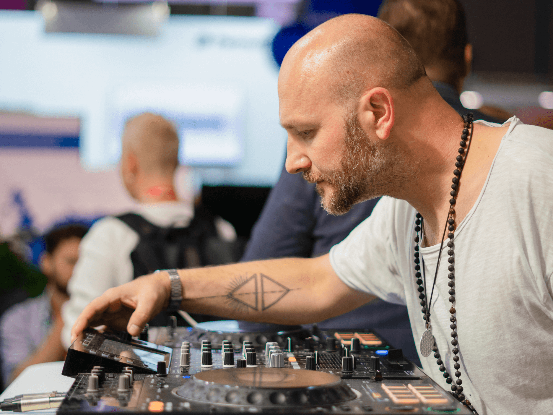 DJ mit Mischpult